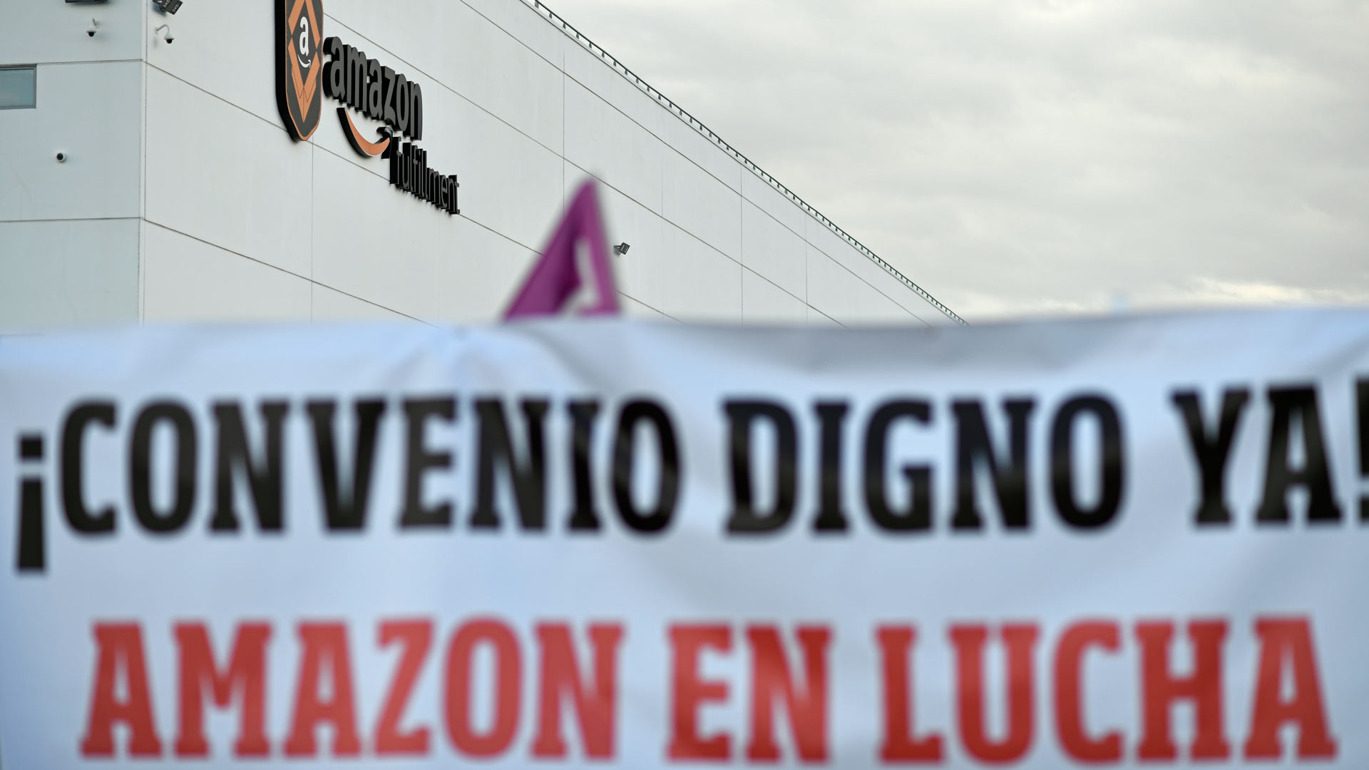 Huelga en el mayor centro de Amazon en España en pleno Black Friday