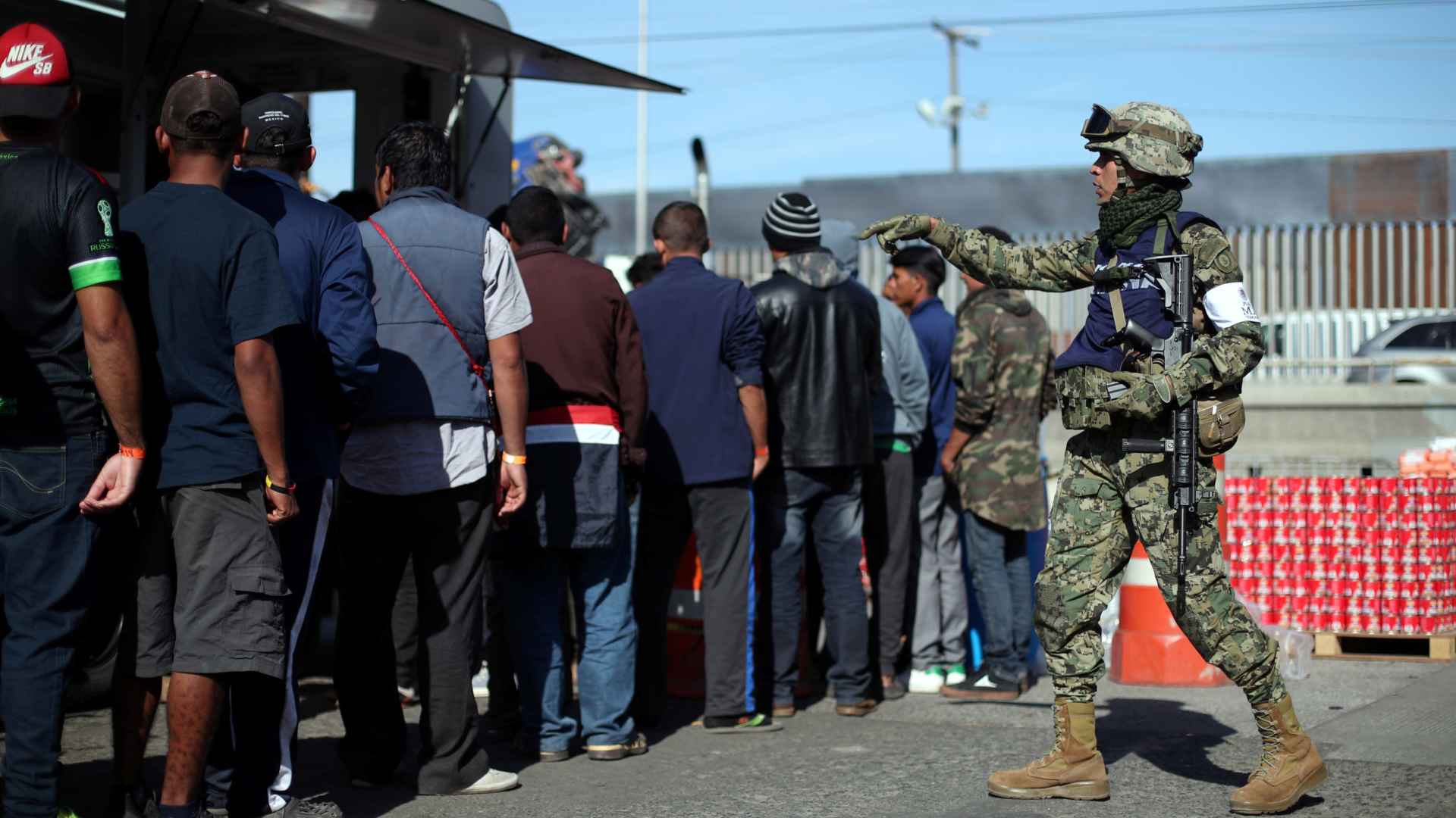 La caravana de migrantes se reagrupa en Tijuana mientras EEUU refuerza la frontera