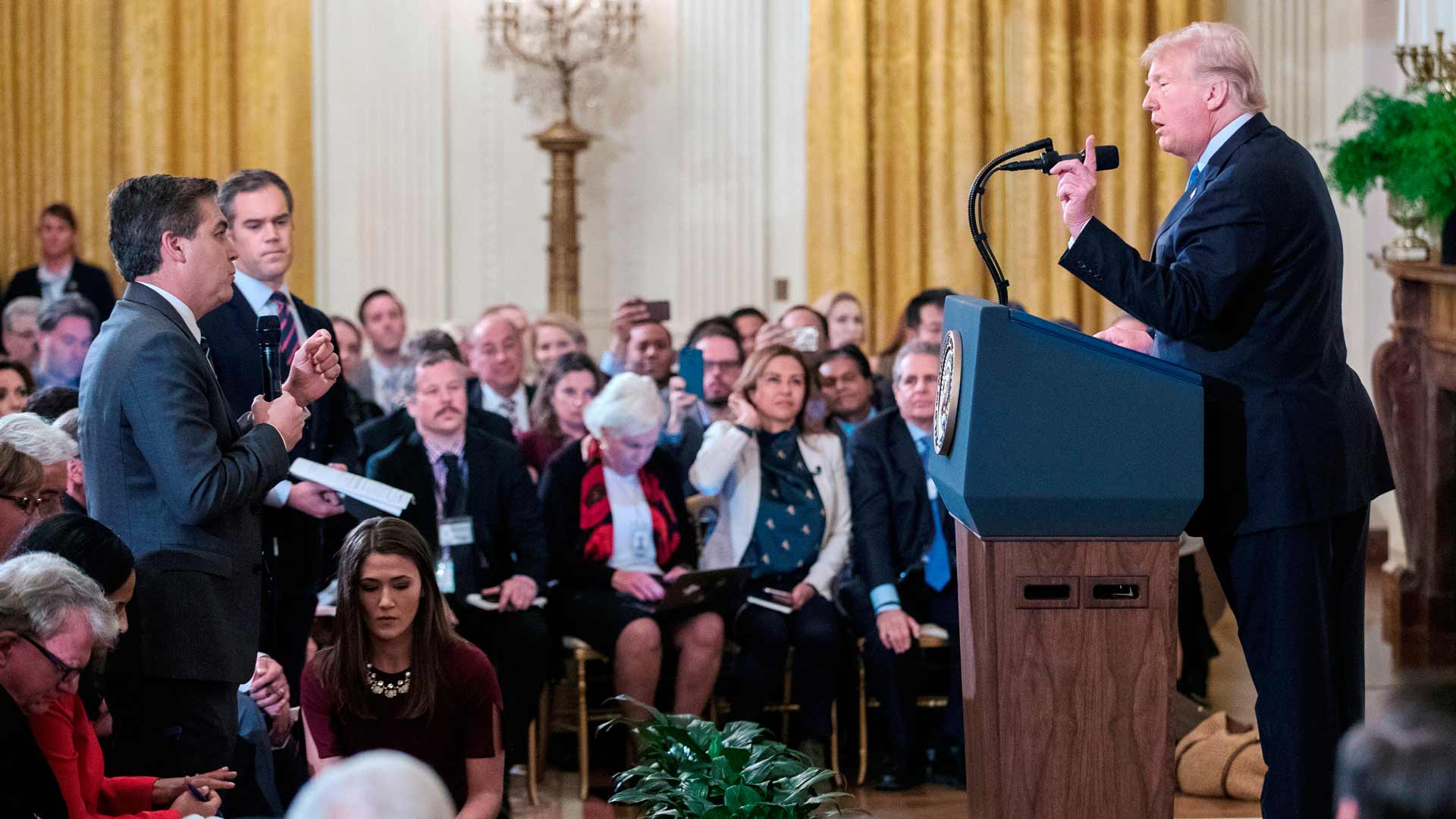 La Casa Blanca amenaza con volver a retirar la acreditación al periodista Jim Acosta