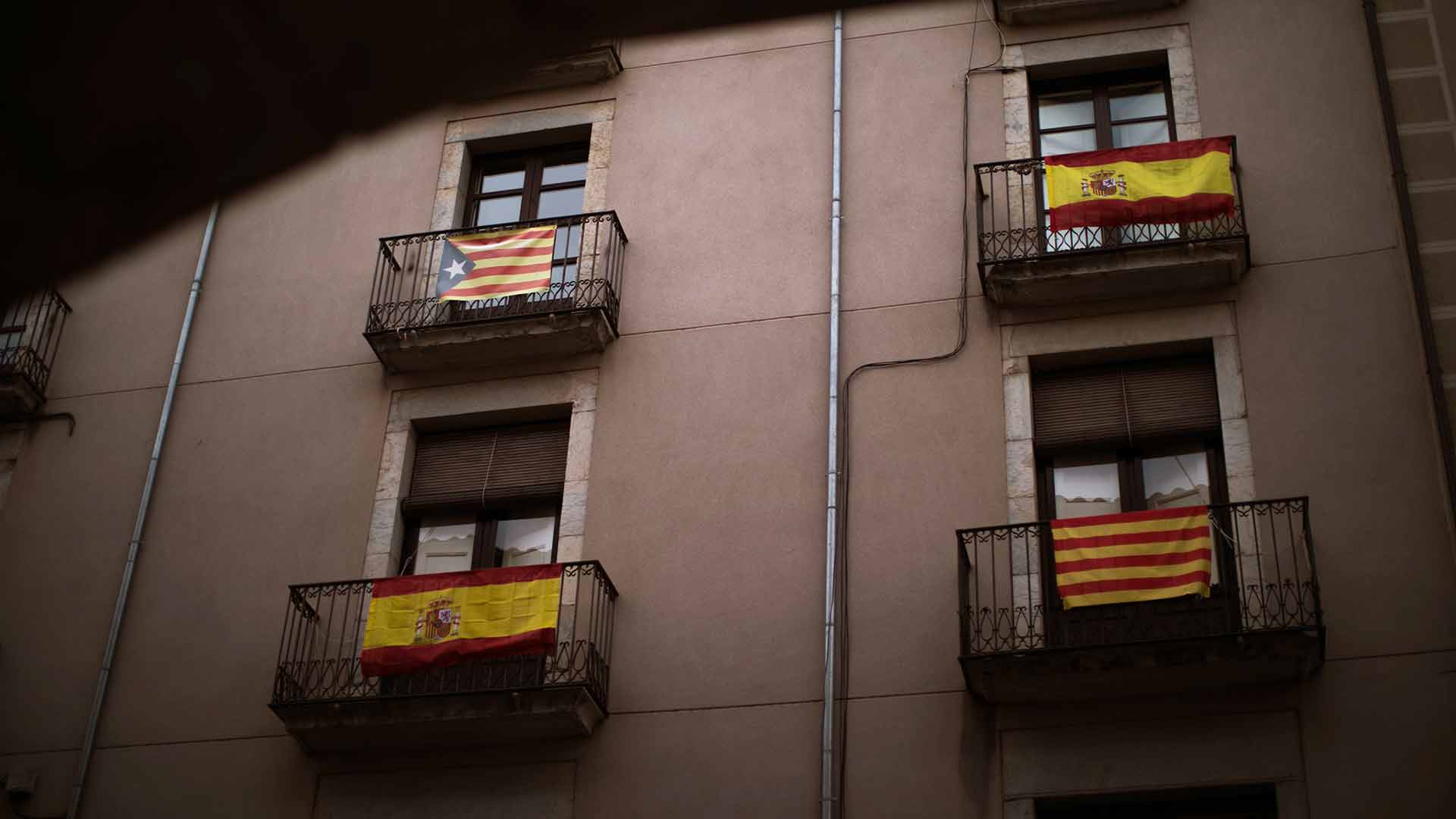La España de las banderas en los balcones