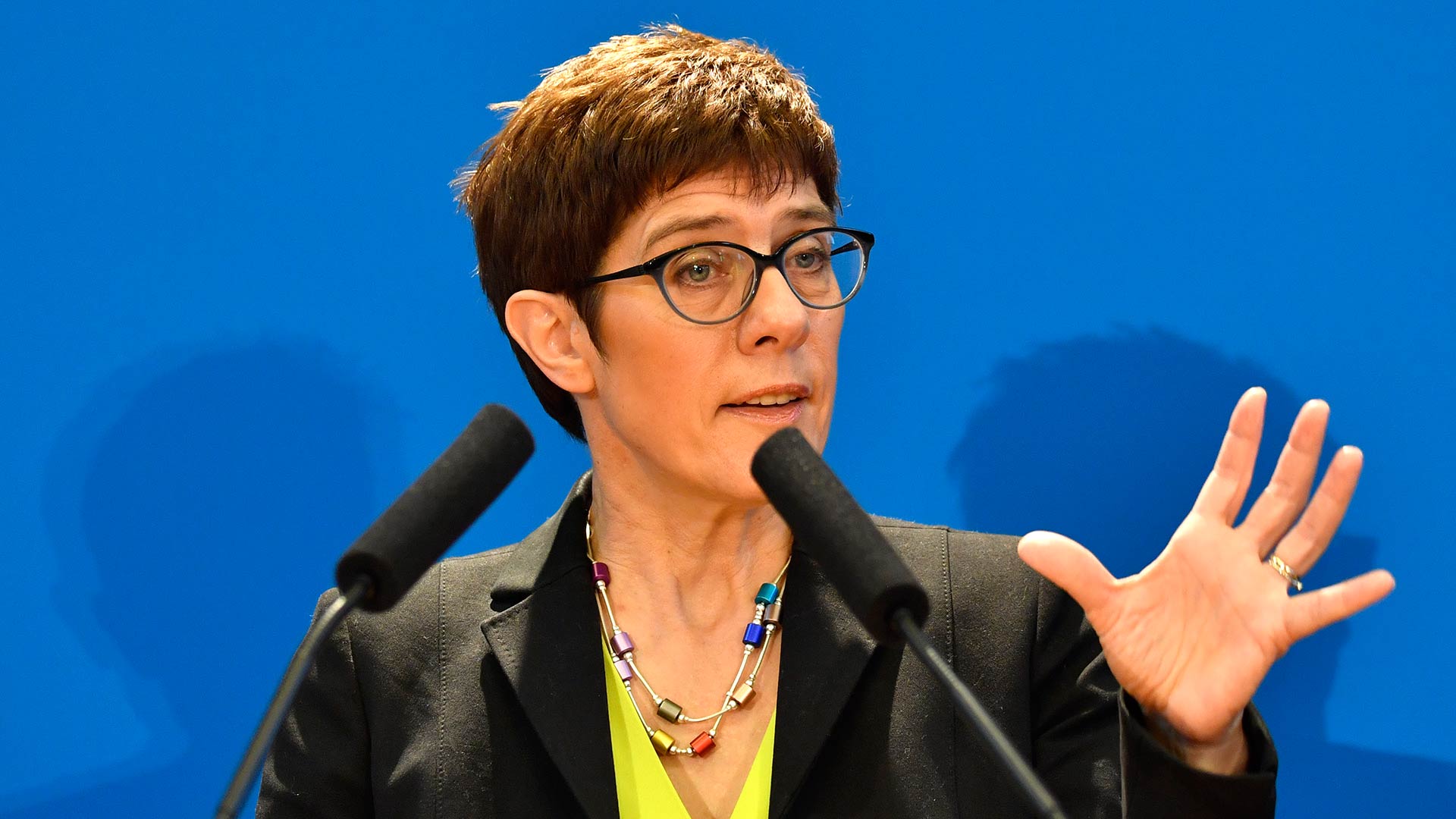 La heredera política de Merkel hace oficial su candidatura para presidir la CDU