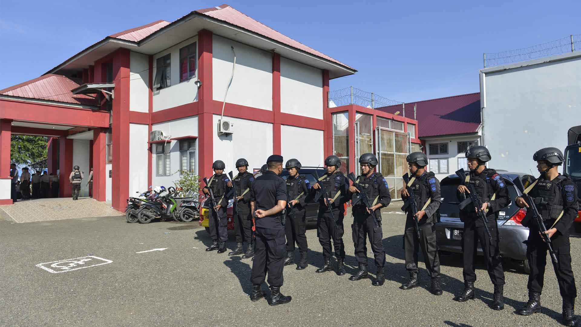 La policía de Indonesia busca a 87 presos tras una gran evasión de una cárcel