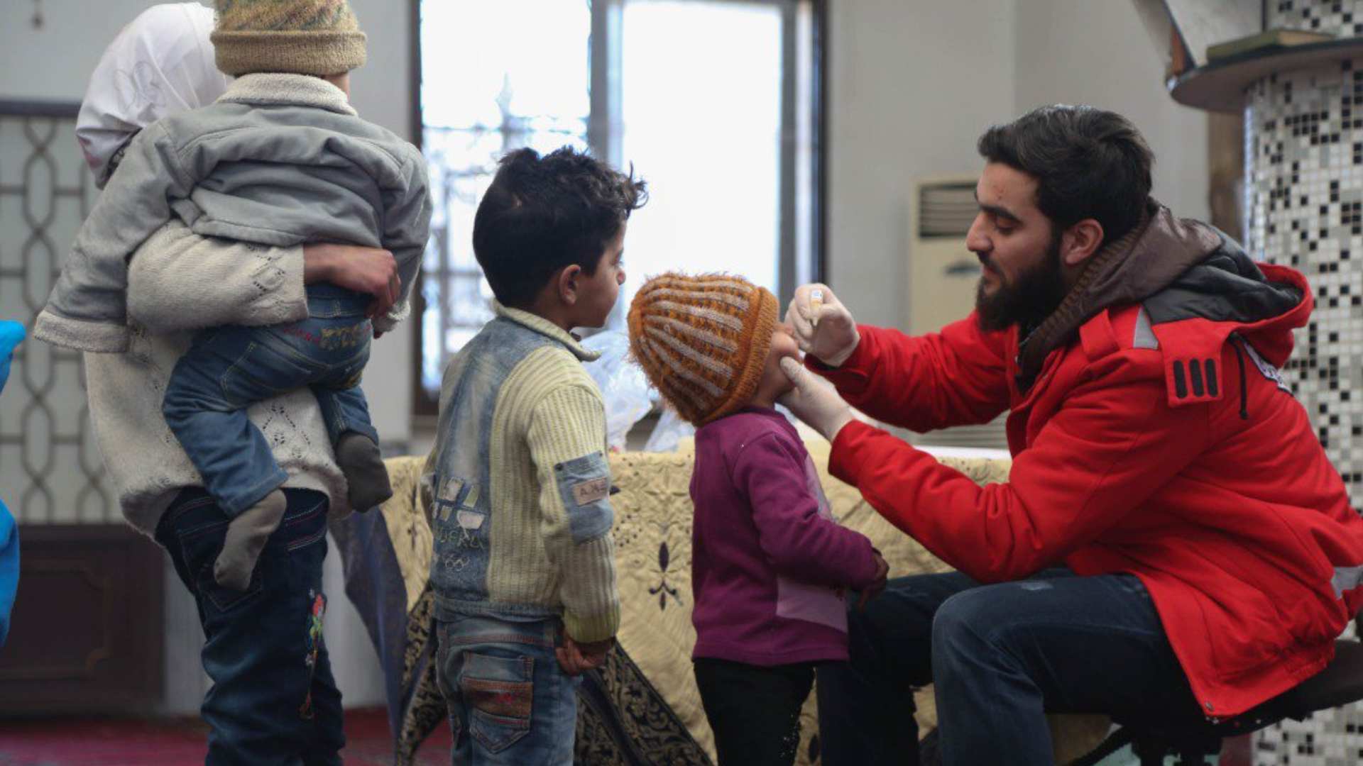 Llega la primera ayuda en 10 meses al campo de refugiados sirios en Al Ruqban, cerca de Jordania