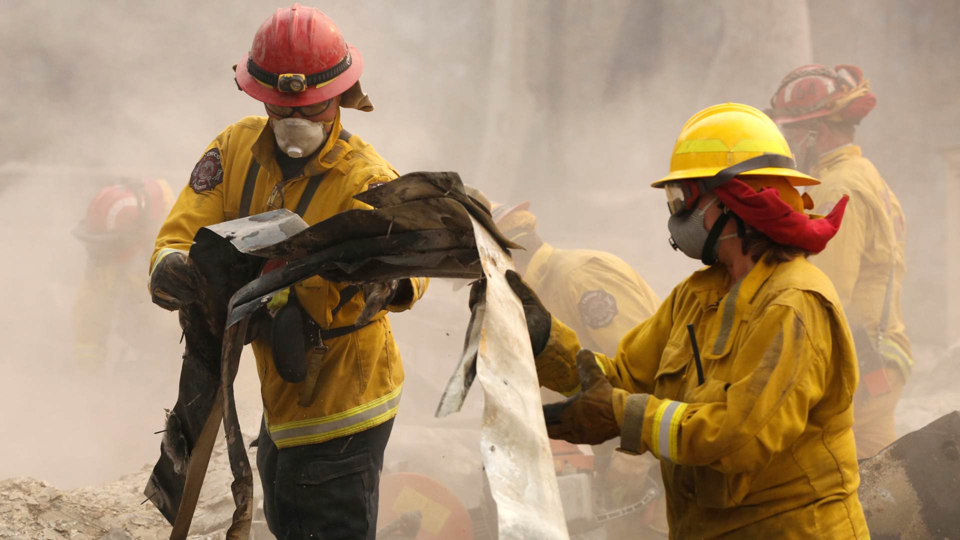 Los bomberos luchan en dos frentes contra los incendios en California, que dejan ya 50 muertos