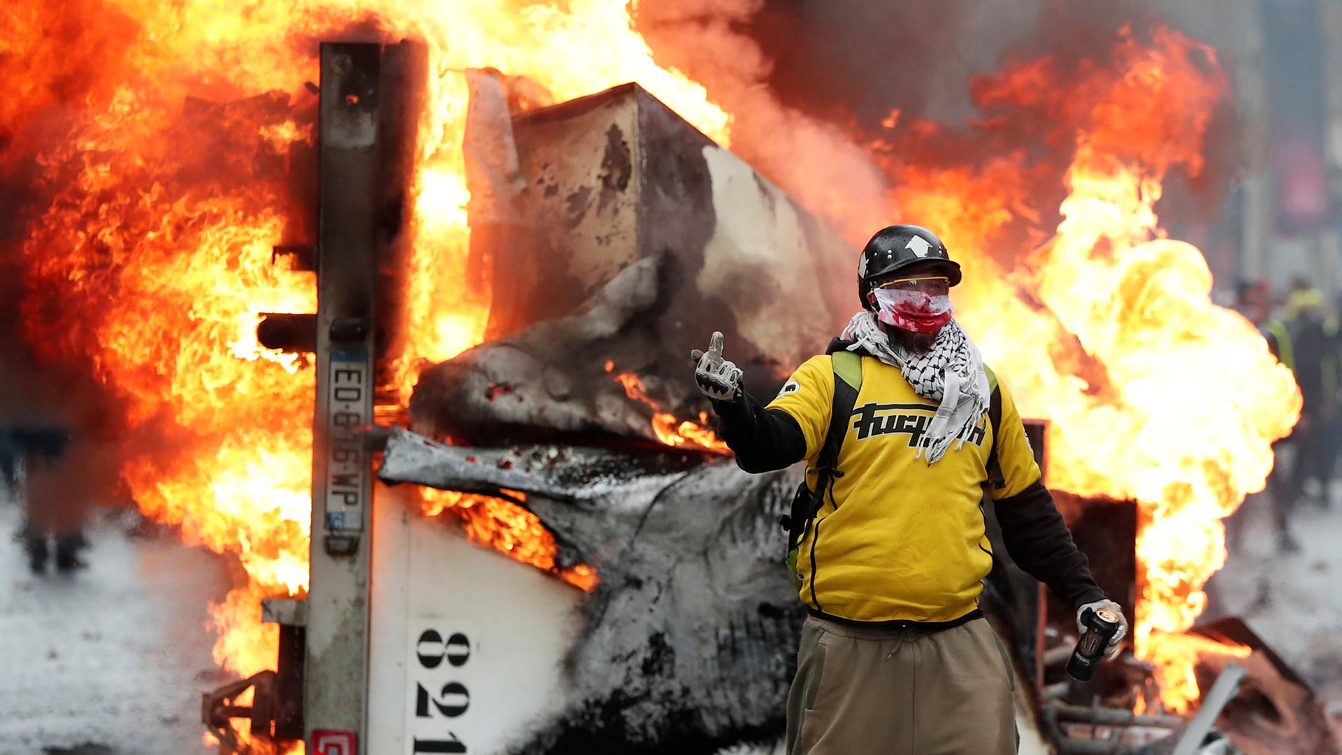 Los 'chalecos amarillos' protestan en París por el alza de los combustibles y la pérdida adquisitiva