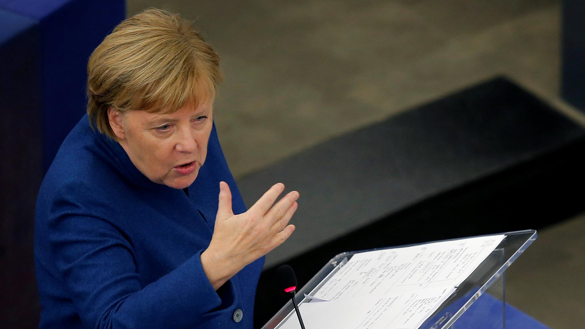Merkel se une a Macron y pide un «verdadero ejército europeo»
