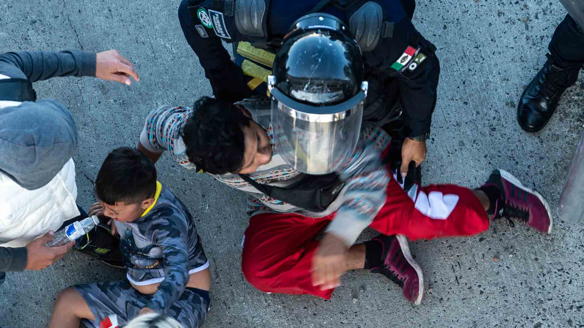 México deporta a 98 migrantes de la caravana tras su intento fallido de cruzar a EEUU