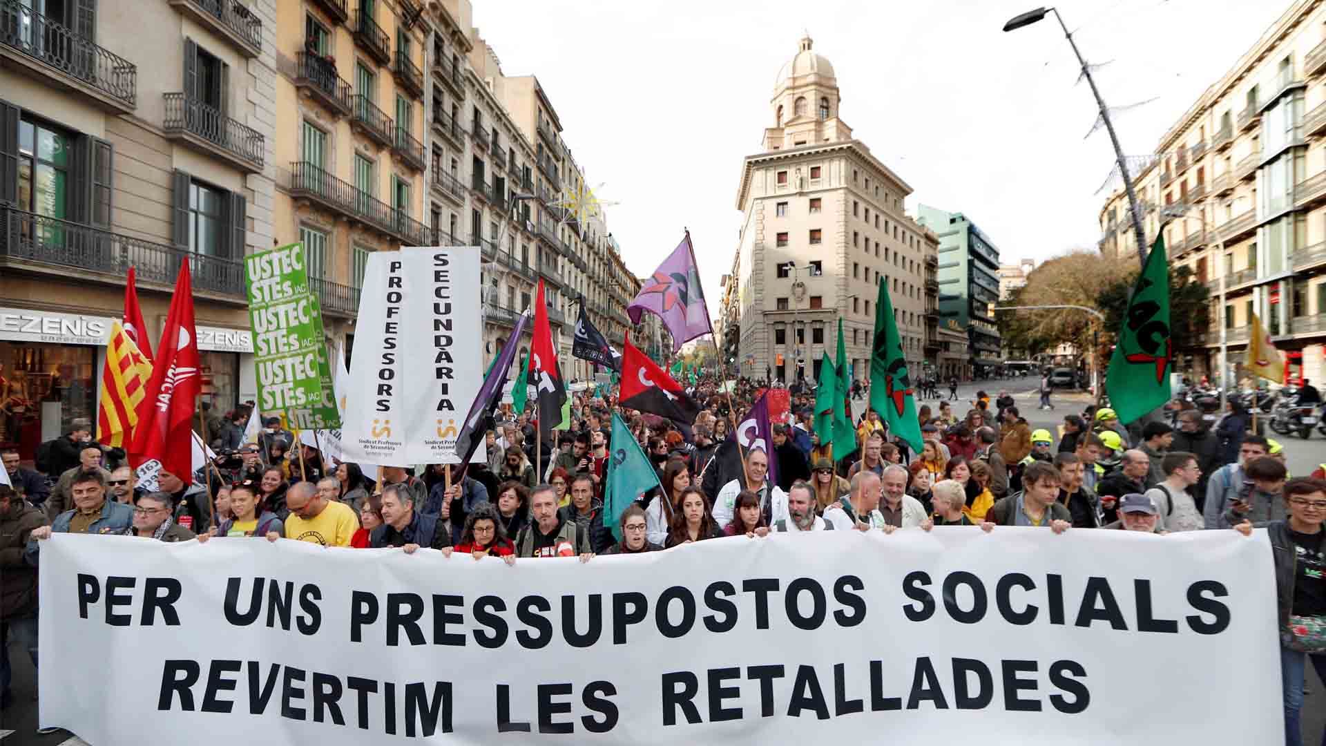 Miles de personas se manifiestan contra los recortes en Cataluña