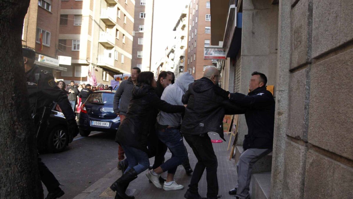 Recibido en los juzgados al grito de «asesino» el adolescente acusado de violar y matar a una mujer