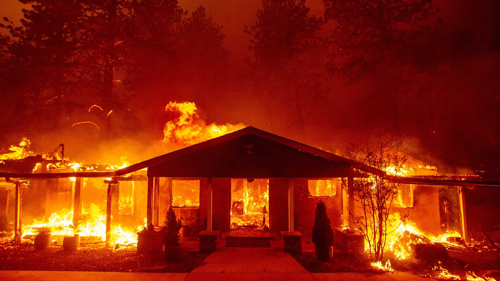 Incendios forestales en California dejan cinco muertos y miles de evacuados