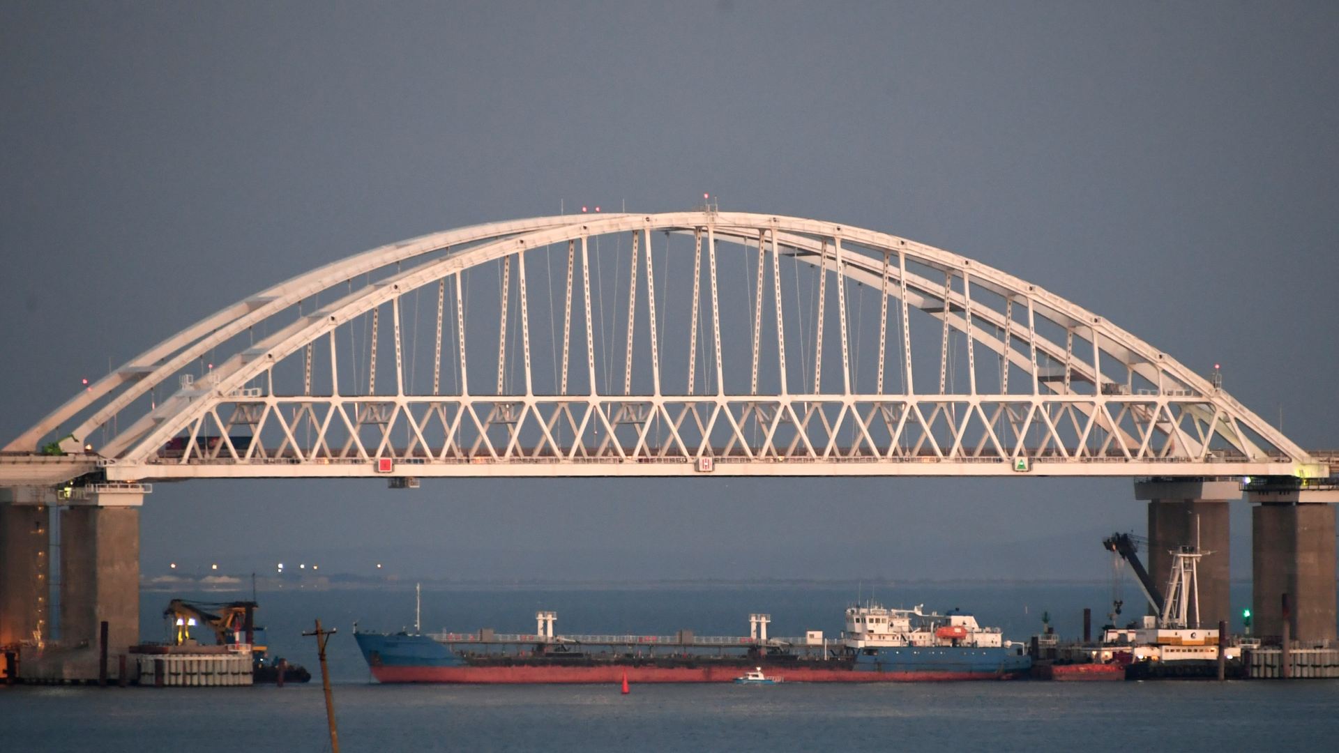 Rusia captura tres navíos militares ucranianos en el estrecho de Kerch