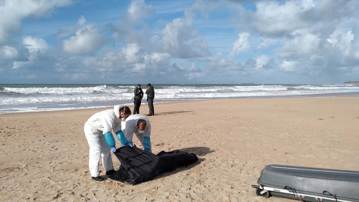 Sube a 23 el número de muertos del naufragio de la patera en Cádiz