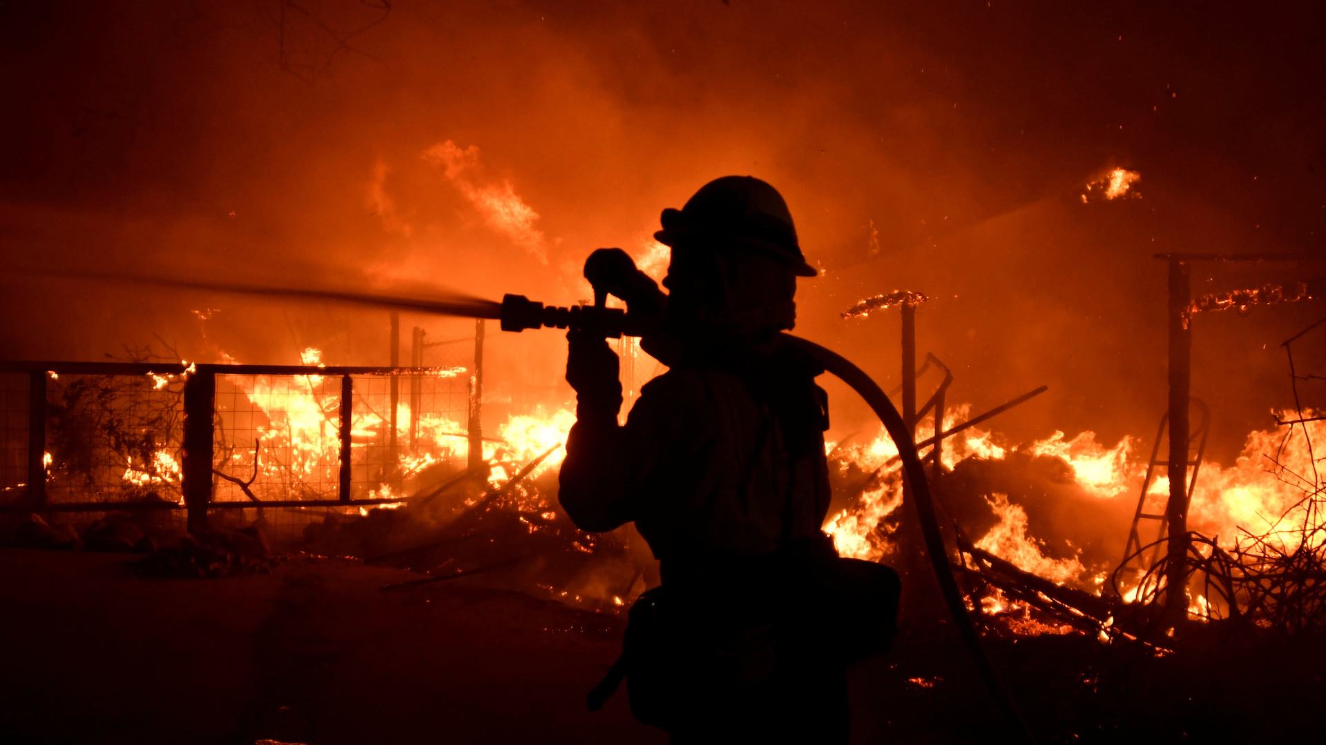 Al menos 23 fallecidos y 300.000 desalojados en los incendios de California