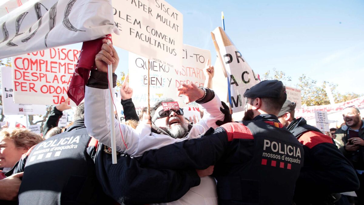 Tensión frente al Parlament en la tercera jornada de huelga de médicos