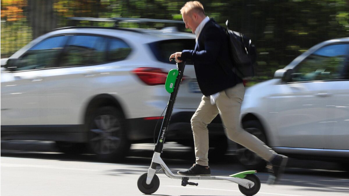 Tráfico quiere regular los patinetes eléctricos para sacarlos de las aceras y limitar su velocidad