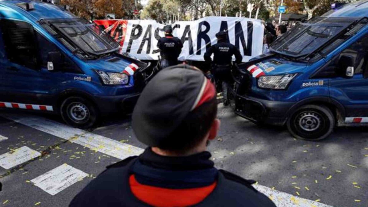 Un hombre es herido al ser empujado en el metro de Barcelona por llevar la bandera de España