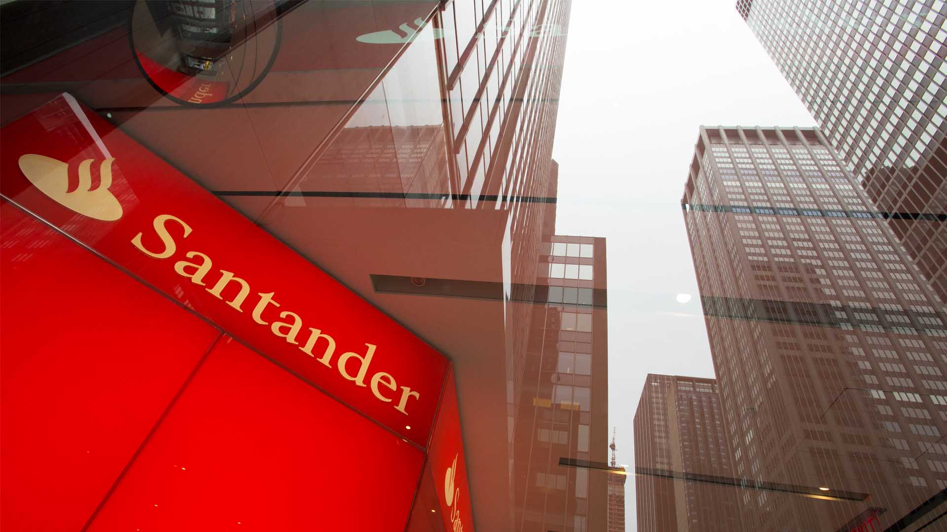 Un juzgado condena al Santander a abonar el impuesto de hipotecas de forma retroactiva