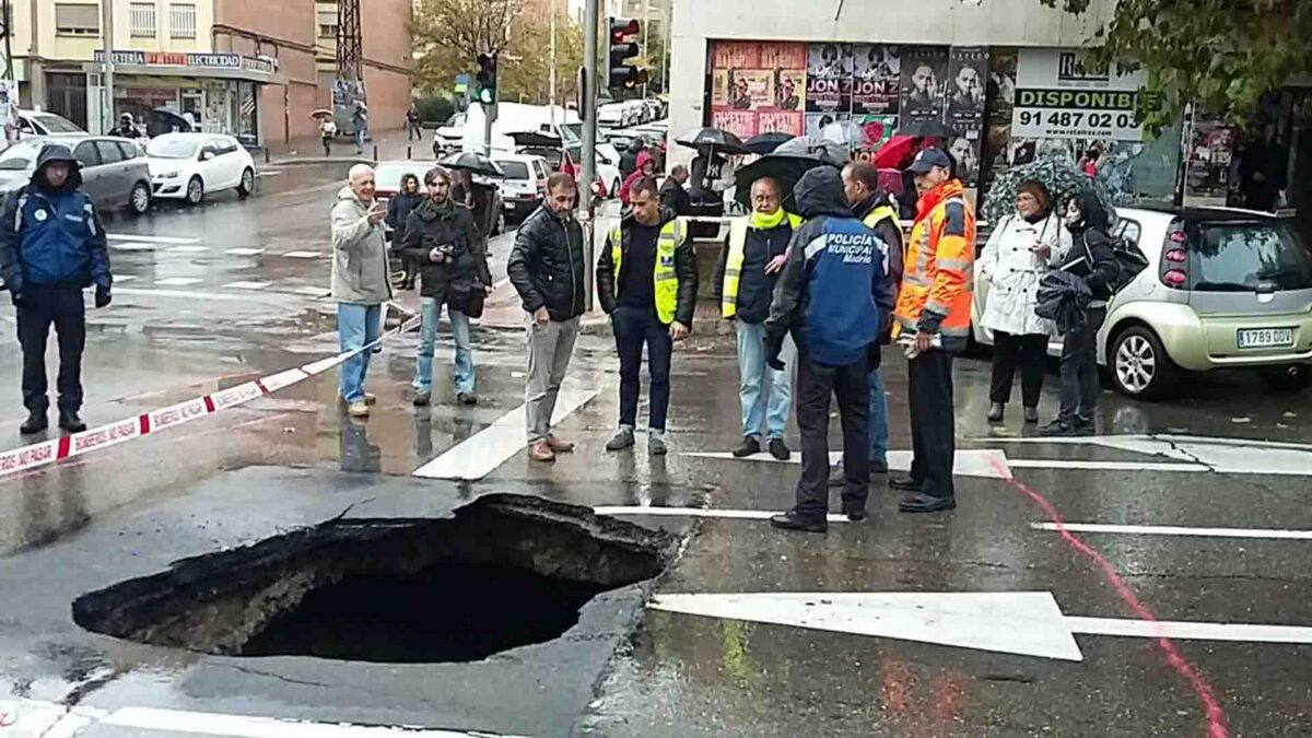 Un nuevo socavón en un barrio de Madrid deja atrapado a un conductor