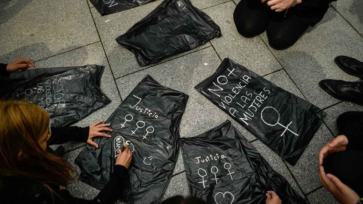 Una mujer deja su trabajo cada día en España por la violencia de género