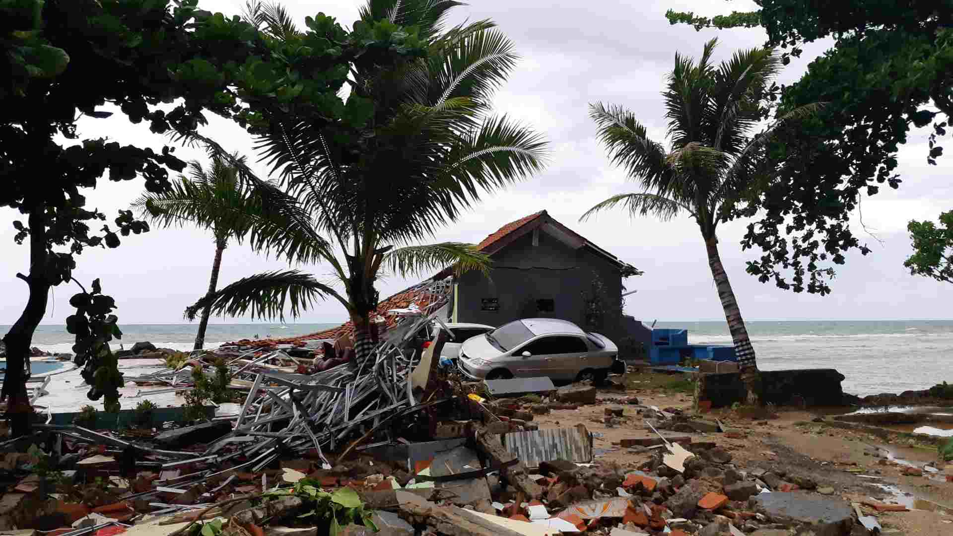 Más de 220 muertos y 800 heridos por un tsunami en Indonesia