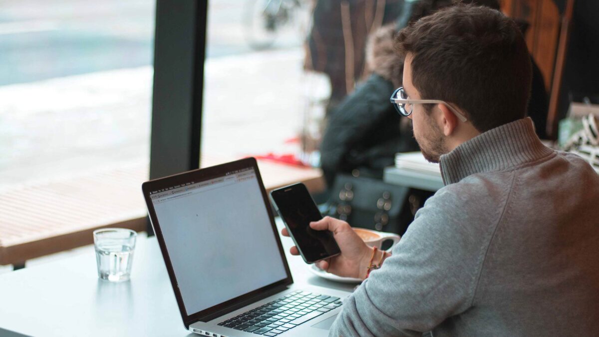 Tu teléfono no está a salvo de la IA: ya existe la huella artificial que lo desbloquea como una llave maestra