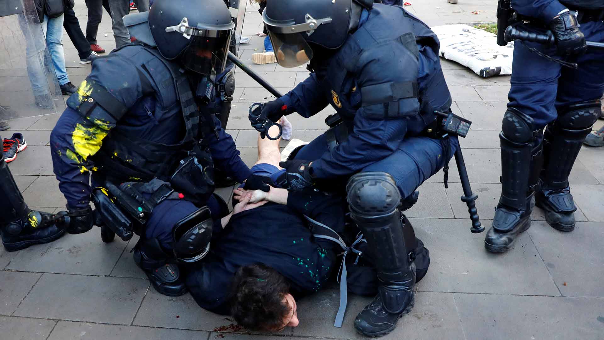 Cargas policiales y 13 detenidos en las protestas contra el Consejo de Ministros en Barcelona