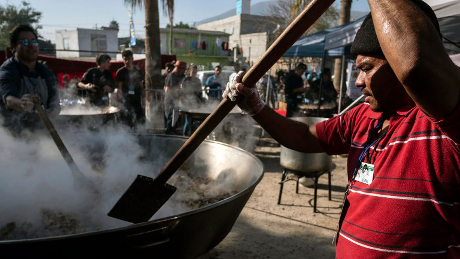 Chefs internacionales cocinan una paella para miles de migrantes en Tijuana