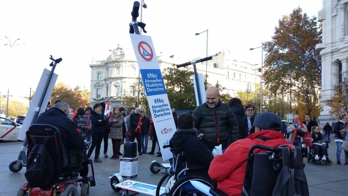 Discapacitados protestan por la «proliferación anárquica» de los patinetes en Madrid