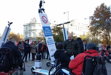 Discapacitados protestan por la "proliferación anárquica" de los patinetes en Madrid