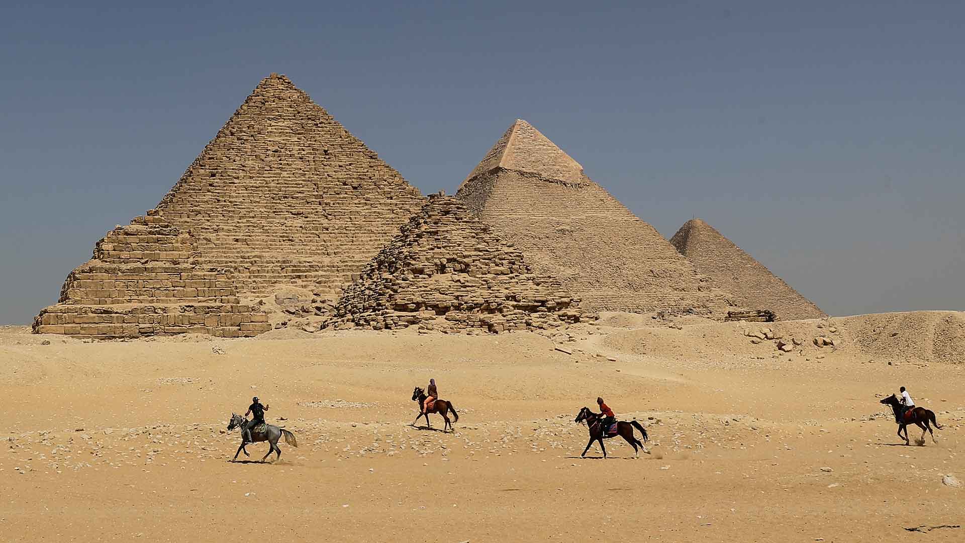 Detenidas dos personas en Egipto por el escándalo de los desnudos en la pirámide de Giza