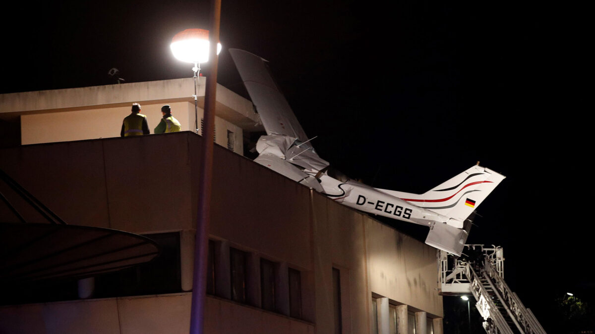 Dos muertos al estrellarse una avioneta en una gasolinera de Badia del Vallès