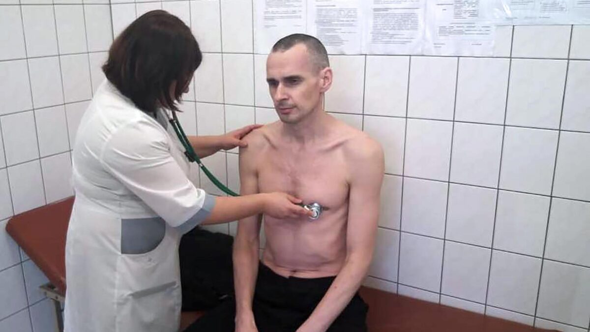 El cineasta ucraniano Oleg Sentsov, encarcelado en Rusia, recibe el premio Sarajov