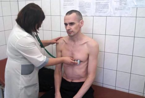 El cineasta ucraniano Oleg Sentsov, encarcelado en Rusia, recibe el premio Sarajov