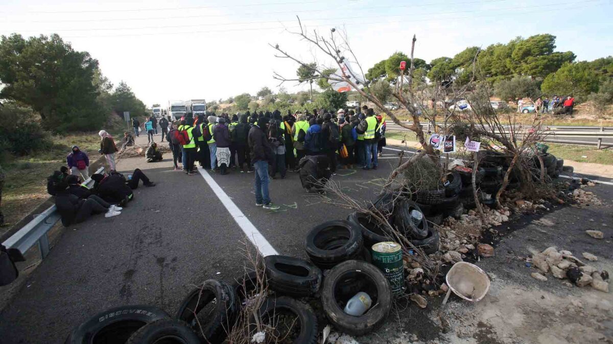 El corte de la AP-7 causa retenciones y tensión entre camioneros y CDR