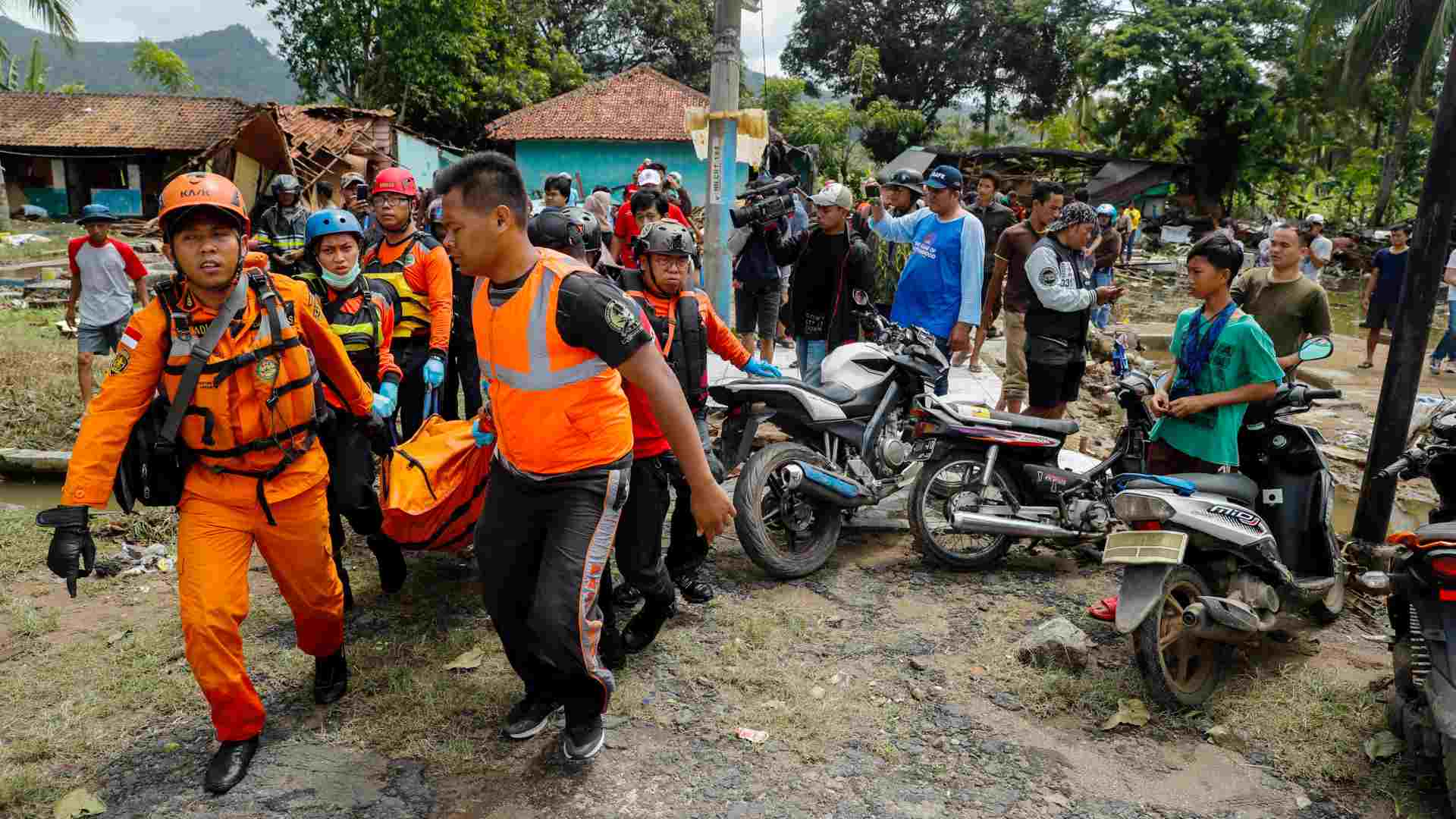 Un nuevo balance eleva a más de 300 los muertos por el tsunami en Indonesia