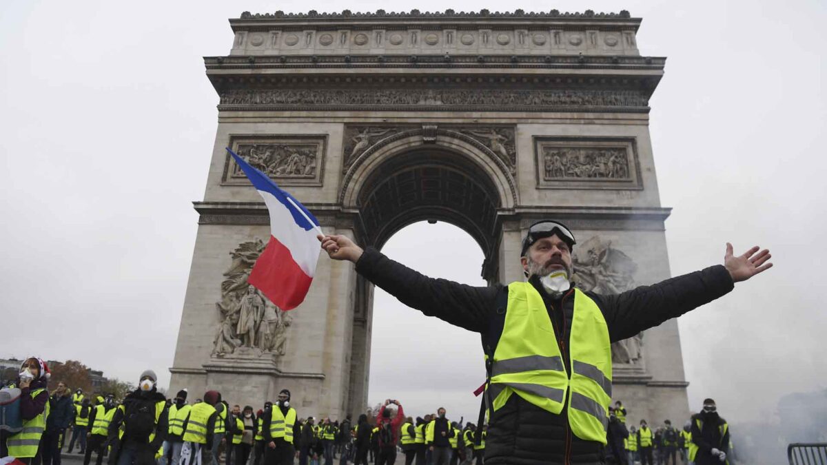 El gobierno francés cede a las protestas de los ‘chalecos amarillos’ y no subirá los carburantes