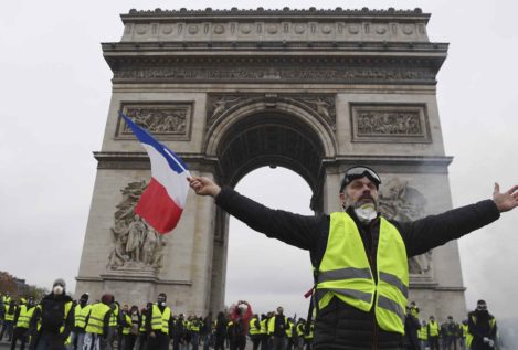 El gobierno francés cede a las protestas de los 'chalecos amarillos' y no subirá los carburantes