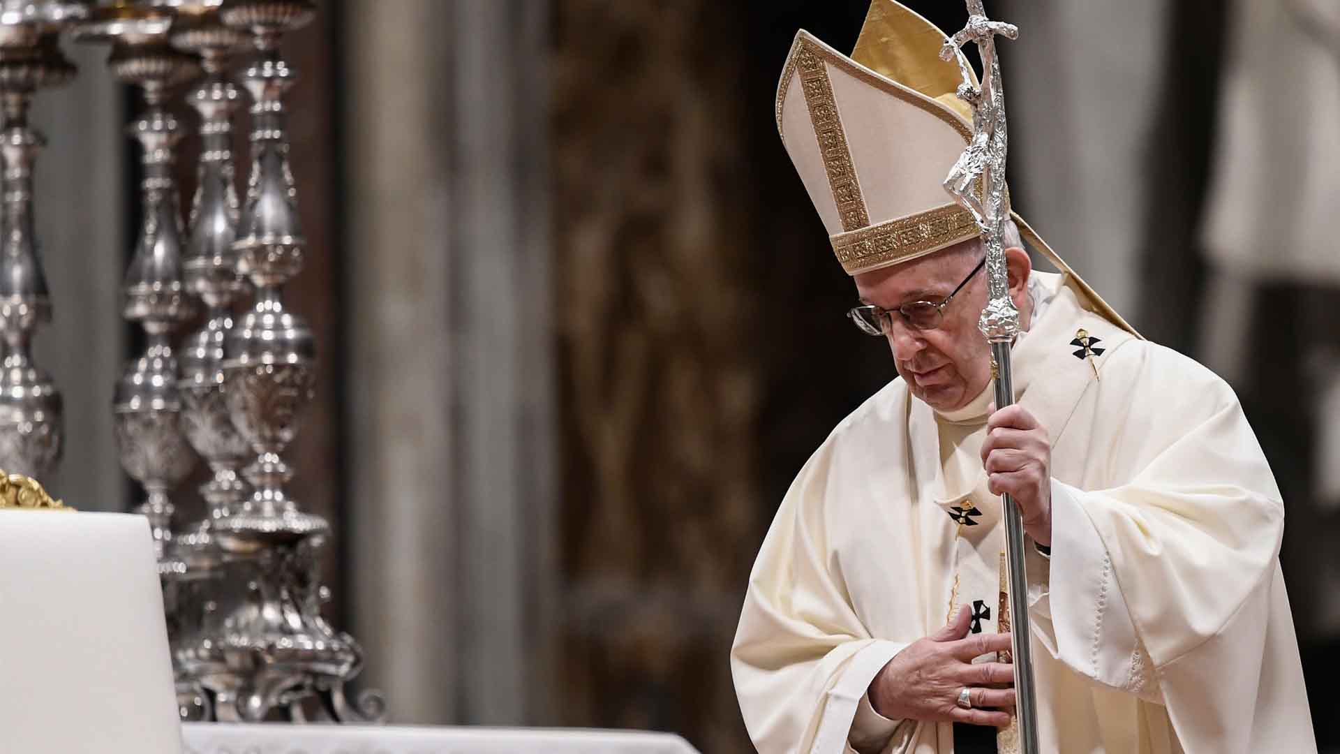 El papa exhorta a los curas responsables de abusos sexuales a entregarse a la justicia