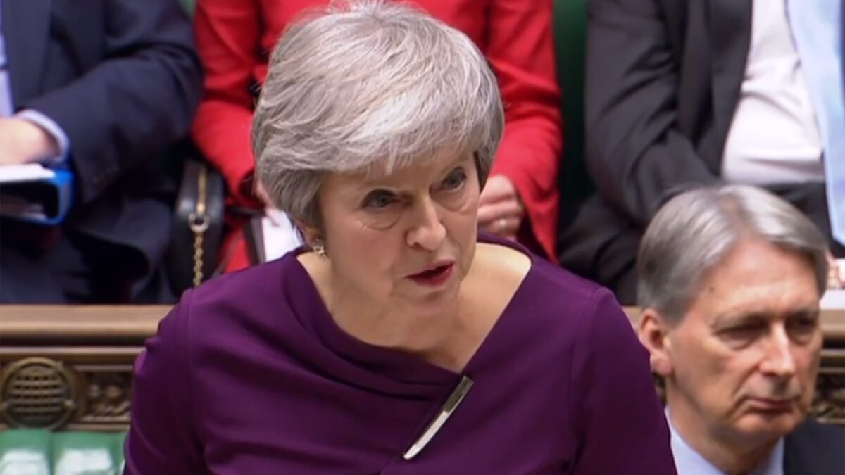 El Parlamento británico aprueba una «moción de desacato» hacia May por ocultar informes del Brexit