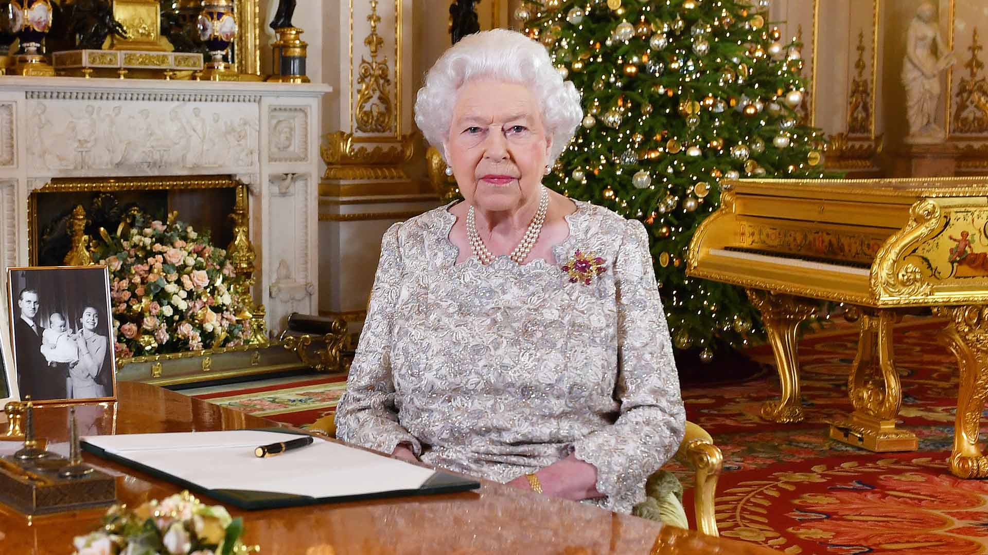 El piano cubierto de oro de la reina Isabel que causa furor en las redes