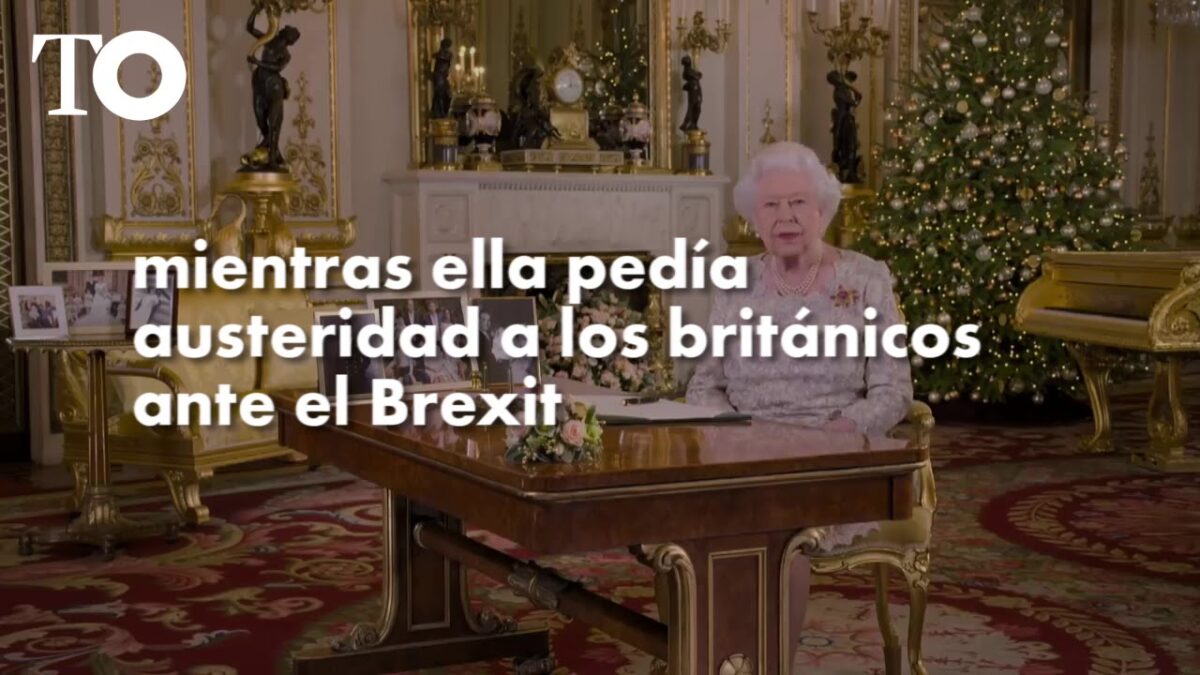 El piano cubierto de oro que estalla las críticas contra la reina Isabel