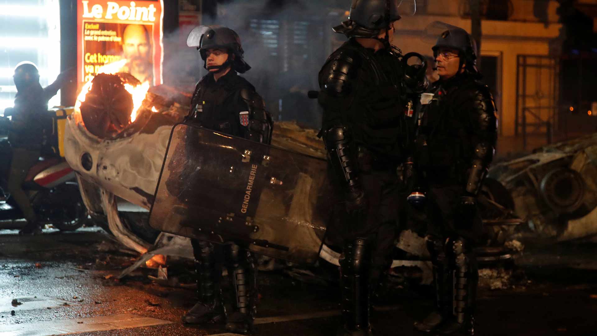 El primer ministro francés se reunirá con los 'chalecos amarillos' tras los peores disturbios en más de una década