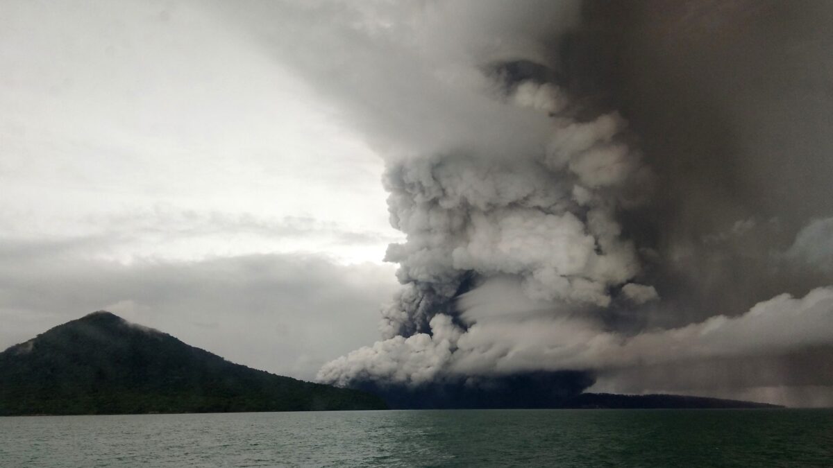 El volcán causante del tsunami en Indonesia pierde dos terceras partes de su altura