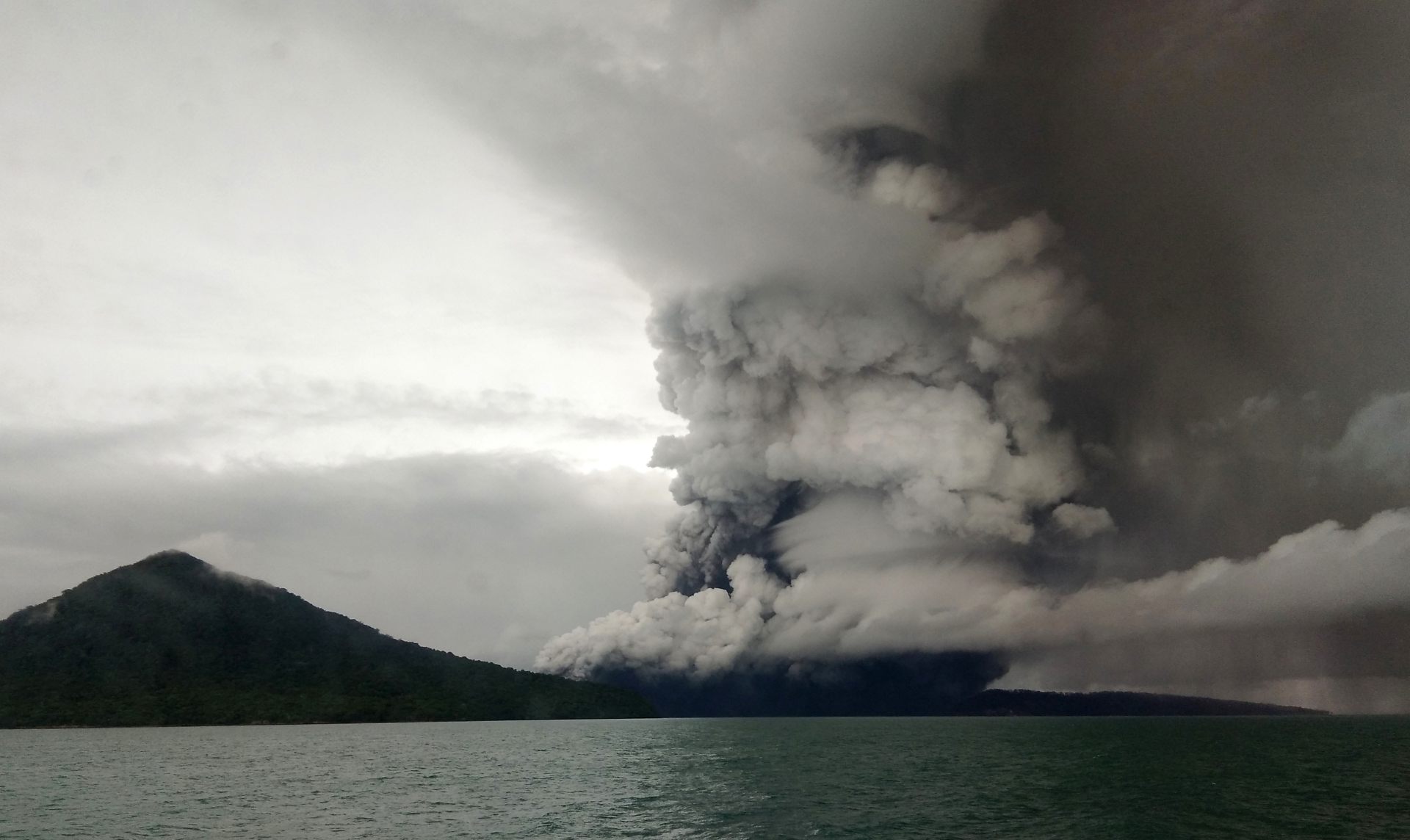 El volcán causante del tsunami en Indonesia pierde dos terceras partes de su altura
