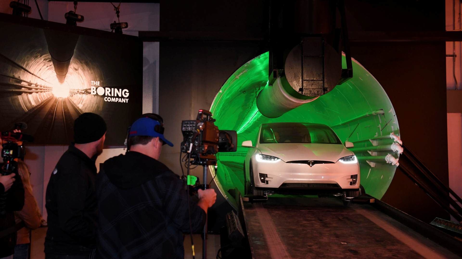 Elon Musk presenta el prototipo de su visionario sistema de transporte
