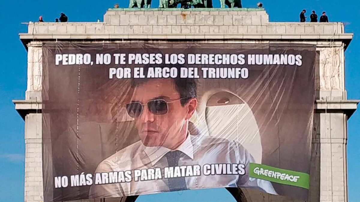 Greenpeace exige a Sánchez el fin de la venta de armas a Arabia Saudí con un meme gigante