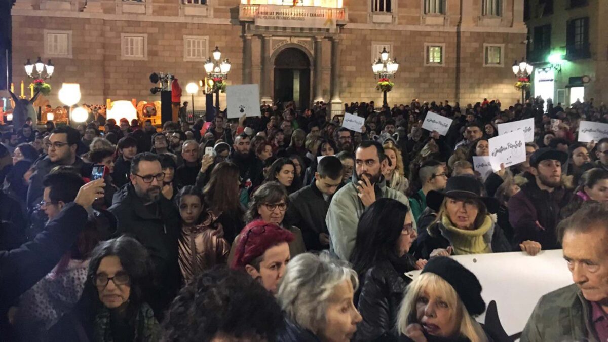 Miles de personas protestan en Barcelona por la perra abatida por un policía