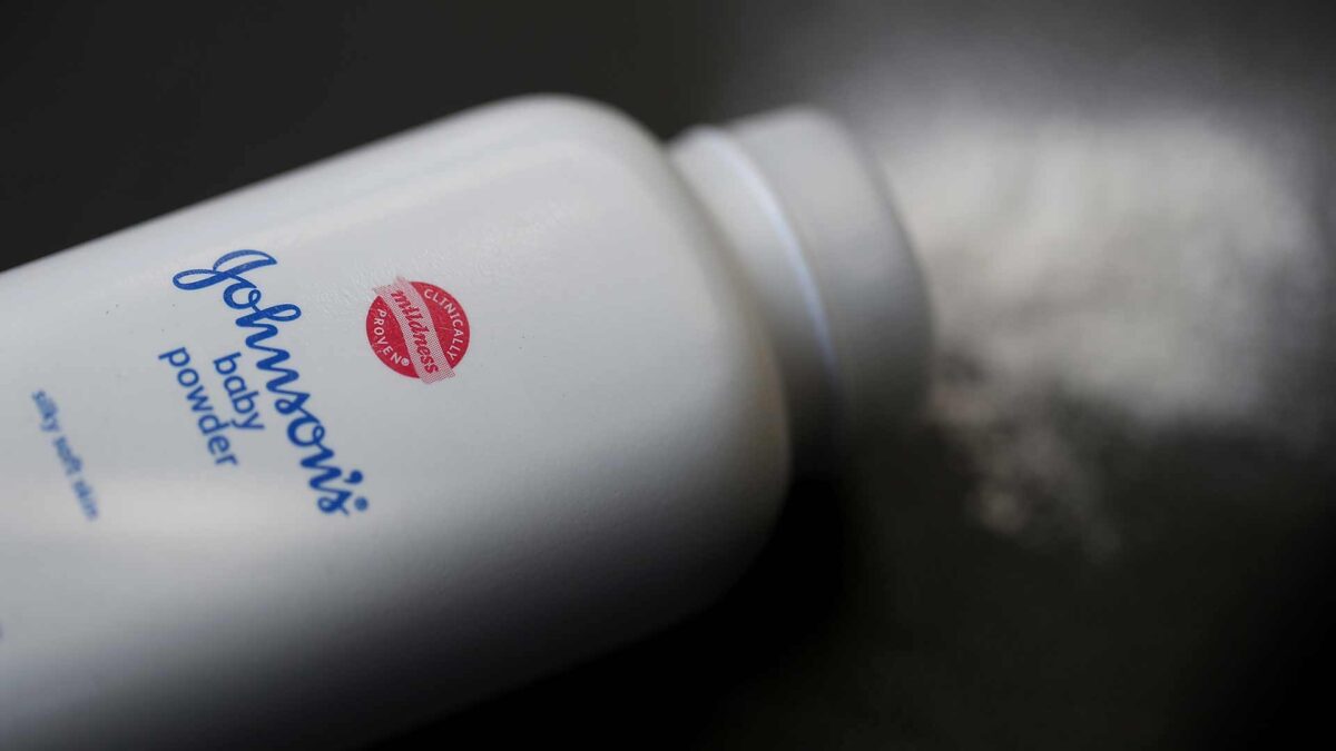 Johnson & Johnson, condenado a pagar 325 millones a una mujer que desarrolló cáncer con sus polvos de talco