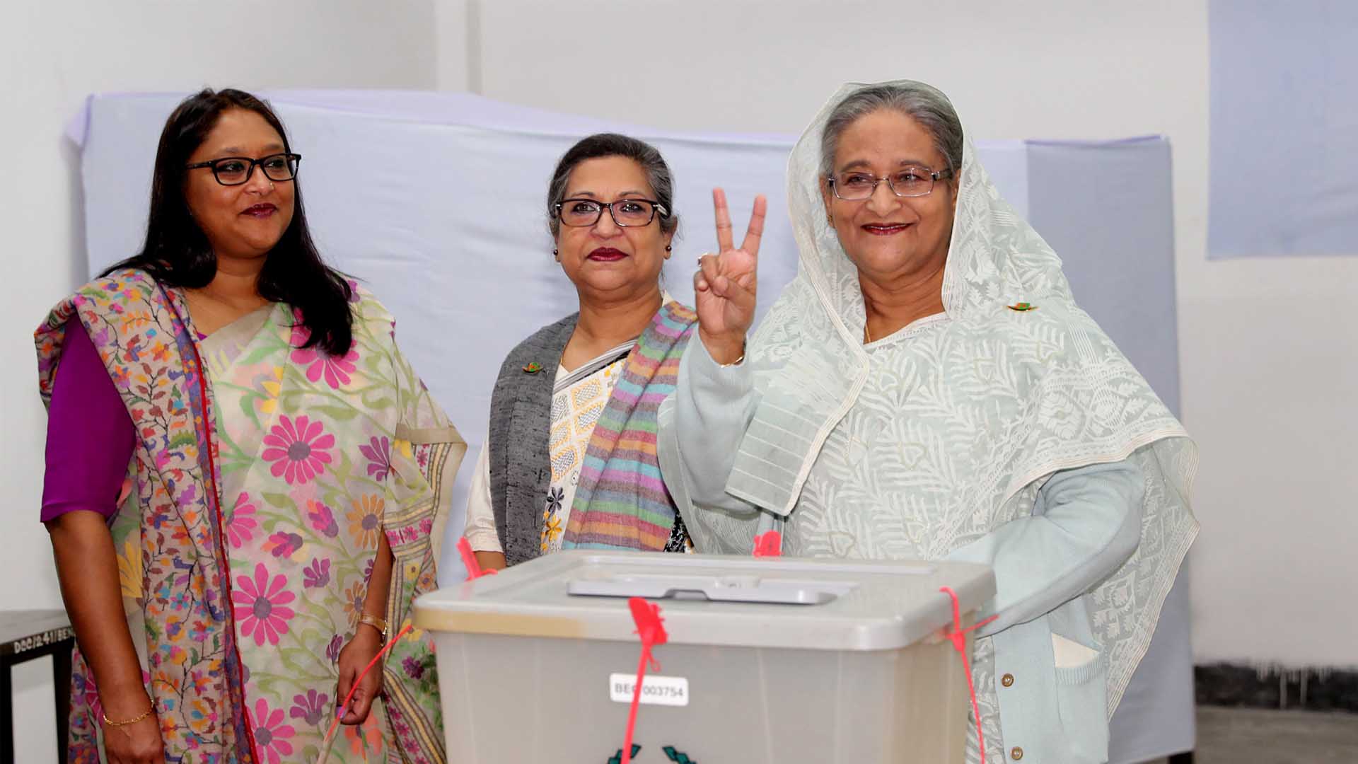 La primera ministra de Bangladesh gana las legislativas, en medio de protestas de la oposición