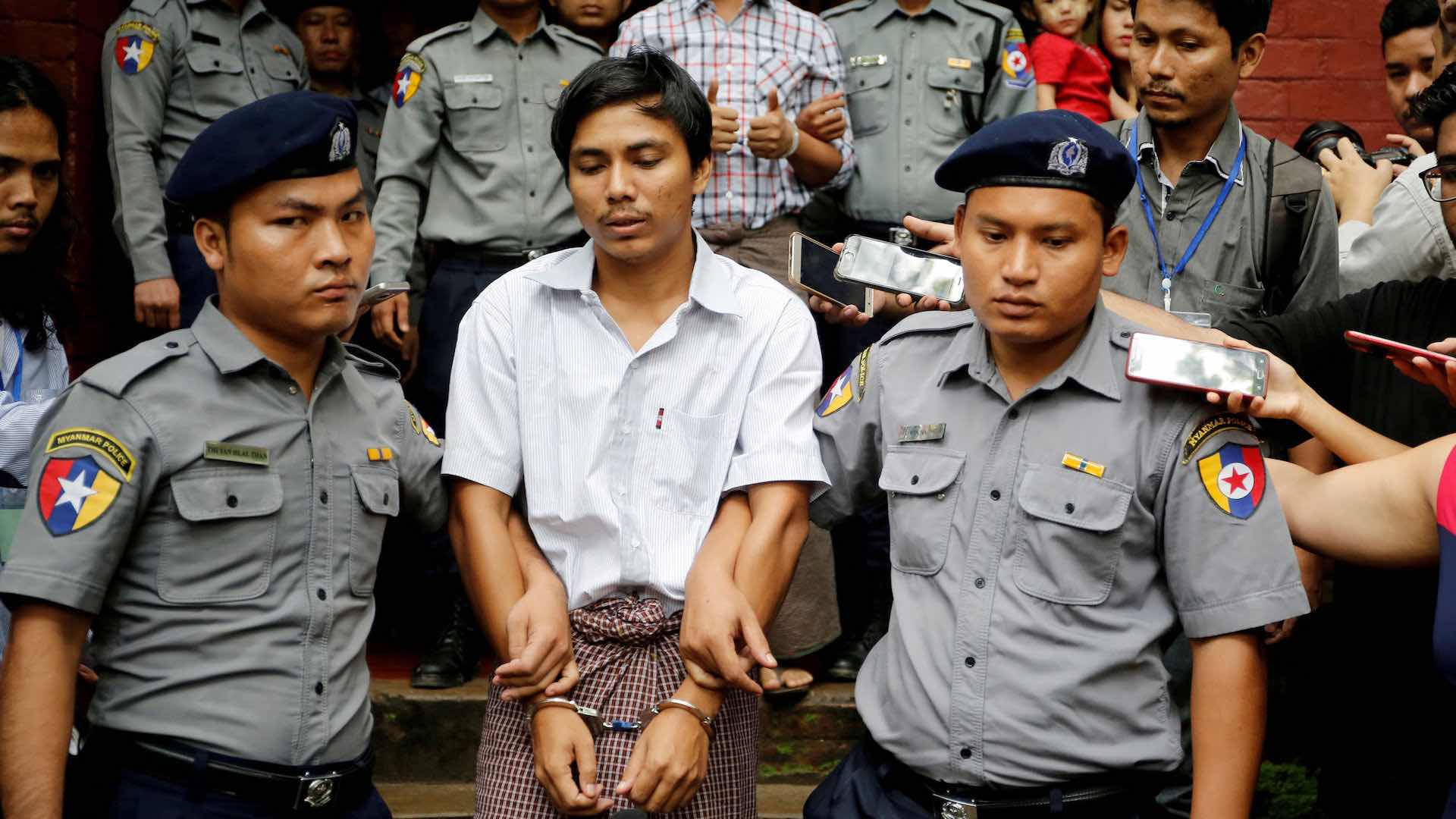 Los periodistas birmanos que investigaron la matanza rohingya cumplen un año en prisión